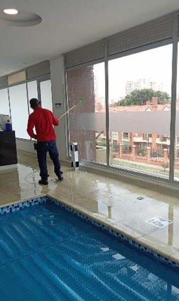 Limpieza de piscinas y vidriería